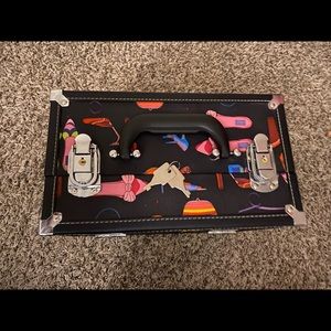 Adjustable makeup box